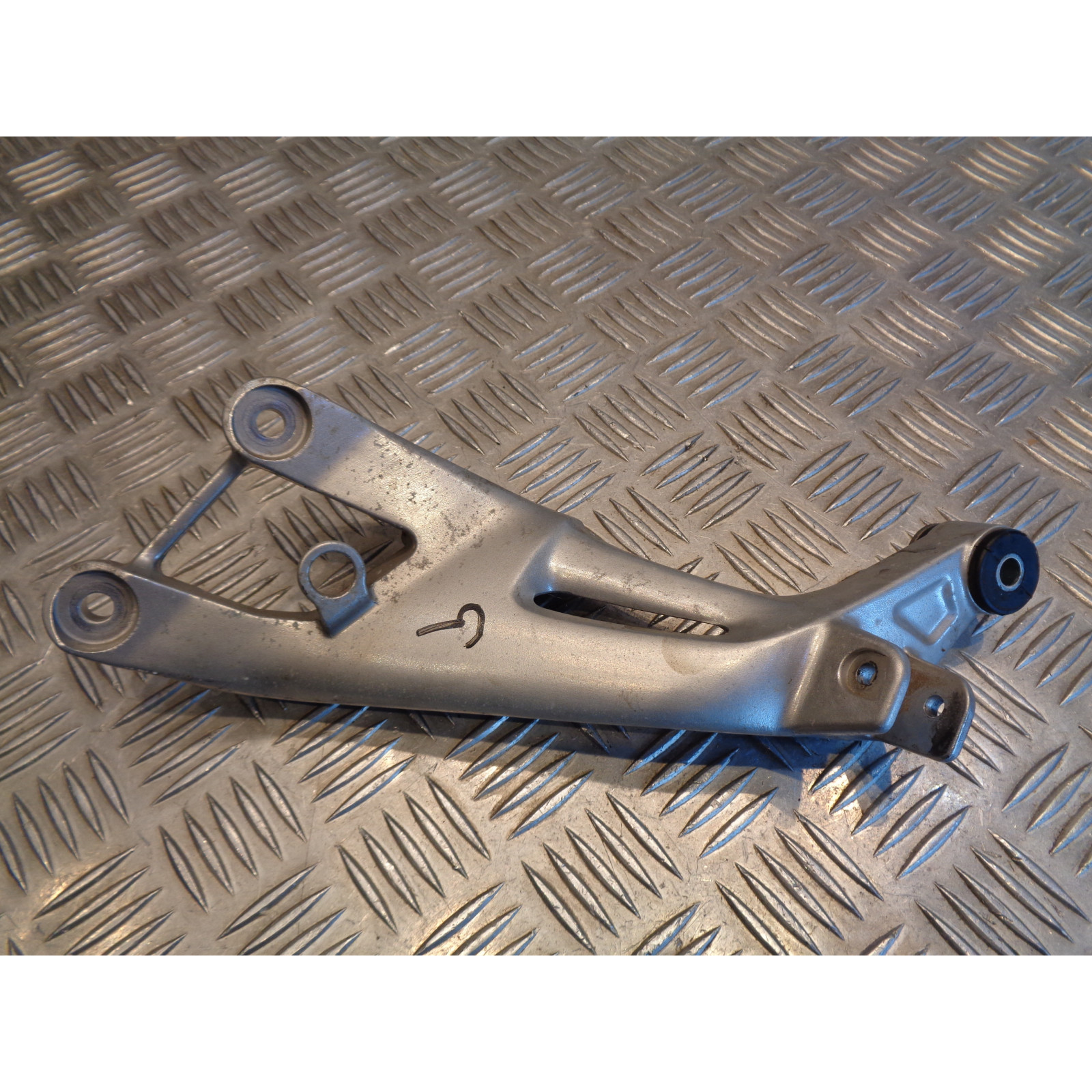 platine repose cale pied arriere gauche moto honda cbr 1100 xx sc35