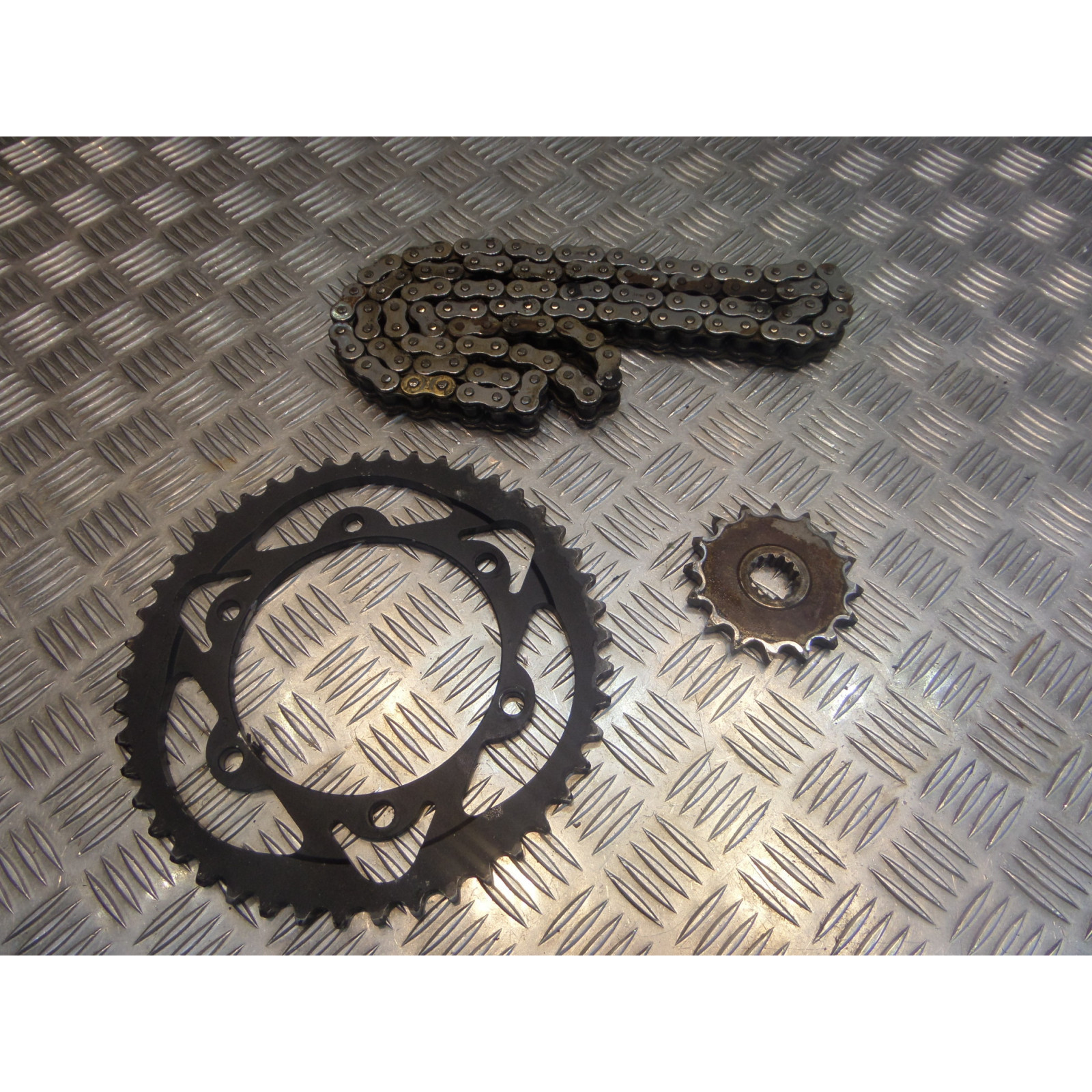 kit chaine couronne 46 x pignon 16 dents moto Yamaha 1000 fzr 2le 